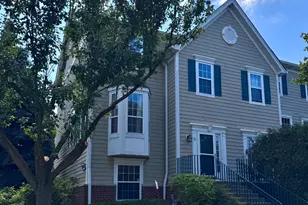 2424 Courtyard Cir, Aurora, IL 60506 - Photo 2