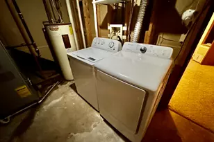 1383 Moluf St, Dekalb, IL 60115 - Photo 10