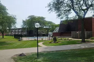1 Villa Verde Dr, Buffalo Grove, IL 60089 - Photo 2