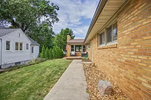 8 Briarwood Ave, Bloomington, IL 61701 - Photo 4