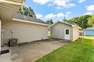 915 E Grant St, Monticello, IL 61856 - Photo 26
