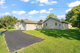 915 E Grant St, Monticello, IL 61856 - Photo 30