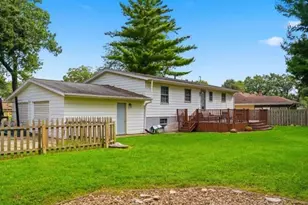 1021 Myrtle Ave, Dixon, IL 61021 - Photo 2