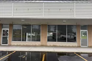 660 W Lake St, Roselle, IL 60172 - Photo 1
