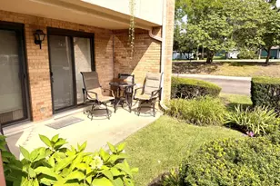 174 E Springbrook Dr, Bloomingdale, IL 60108 - Photo 2