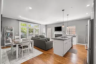 1123 W Grace St, Chicago, IL 60613 - Photo 2
