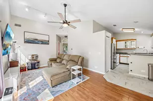 1052 Woodhill Ct, Elgin, IL 60120 - Photo 4
