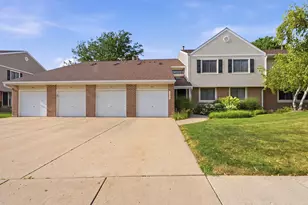 938 Hidden Lake Dr, Buffalo Grove, IL 60089 - Photo 2