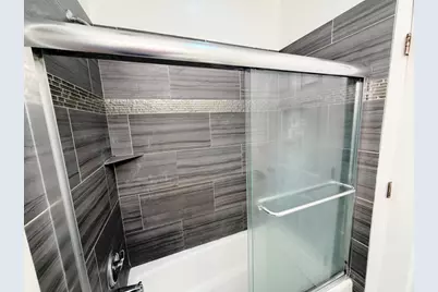 2222 W Rosemont Avenue #2E, Chicago, IL 60659 - Photo 8
