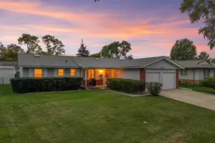 641 Clearmont Dr, Elk Grove Village, IL 60007 - Photo 2