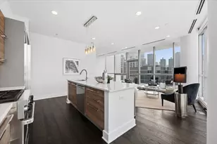 110 W Superior St, Chicago, IL 60654 - Photo 12