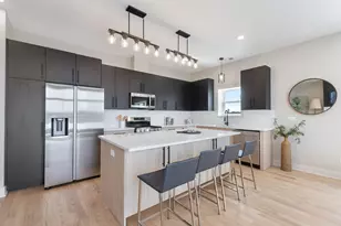 5689 N Lincoln Ave, Chicago, IL 60659 - Photo 2
