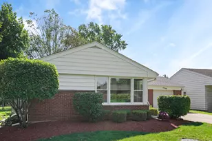 1419 W St James Pl, Arlington Heights, IL 60005 - Photo 2