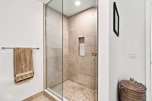 211 N Harbor Dr, Chicago, IL 60601 - Photo 10