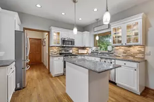 3912 Royal and Ancient Dr, Saint Charles, IL 60174 - Photo 4