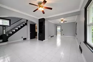 506 Barrett St, Elgin, IL 60120 - Photo 4