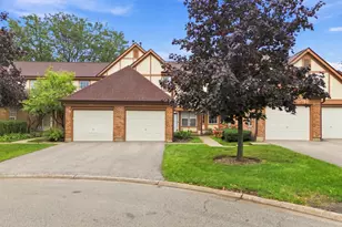 2018 Quaker Hollow Ln, Streamwood, IL 60107 - Photo 2