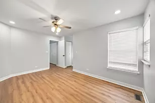 2018 Quaker Hollow Ln, Streamwood, IL 60107 - Photo 16
