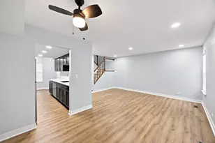 2018 Quaker Hollow Ln, Streamwood, IL 60107 - Photo 8