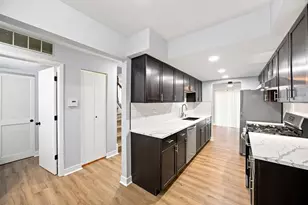 2018 Quaker Hollow Ln, Streamwood, IL 60107 - Photo 6