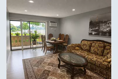 4 Parkside Court #3, Vernon Hills, IL 60061 - Photo 2