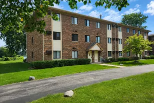 4 Parkside Ct, Vernon Hills, IL 60061 - Photo 1