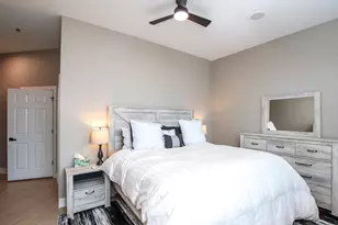 340 W Superior St, Chicago, IL 60654 - Photo 18
