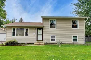 139 W Melody Ln, Woodstock, IL 60098 - Photo 1