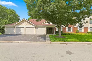586 Williamsburg Ct, Wheeling, IL 60090 - Photo 1