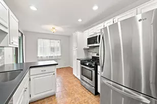 586 Williamsburg Ct, Wheeling, IL 60090 - Photo 8