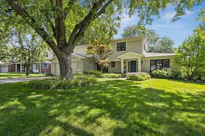 455 W Hawthorne Court, Lake Bluff, IL 60044 - Photo 1