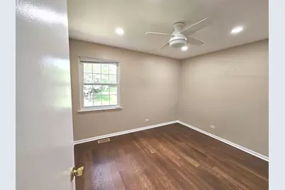 210 Redwood Court, Vernon Hills, IL 60061 - Photo 12