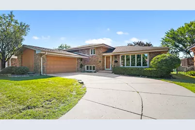 568 N Plamondon Drive, Addison, IL 60101 - Photo 1