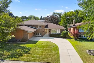 568 N Plamondon Dr, Addison, IL 60101 - Photo 2