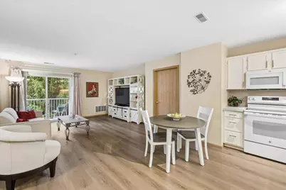 605 Barrington Avenue #332, East Dundee, IL 60118 - Photo 6