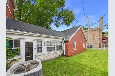 8156 S Paxton Avenue, Chicago, IL 60617 - Photo 2