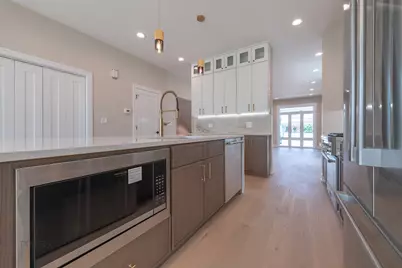 4945 W Berenice Avenue, Chicago, IL 60641 - Photo 12