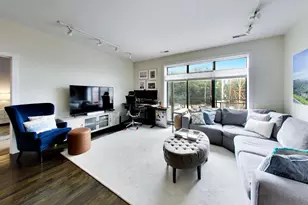 3028 W Roscoe St, Chicago, IL 60618 - Photo 10