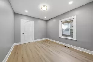 8352 S Phillips Ave, Chicago, IL 60617 - Photo 14