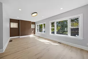 8352 S Phillips Ave, Chicago, IL 60617 - Photo 4