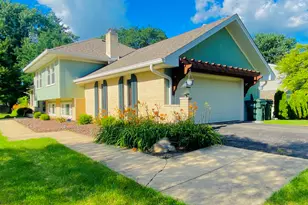 11S639 McGrath Ln, Naperville, IL 60564 - Photo 2