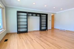736 N Wilshire Ln, Arlington Heights, IL 60004 - Photo 2