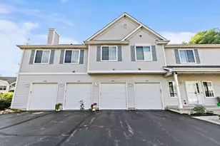 1075 Castleshire Dr, Woodstock, IL 60098 - Photo 2