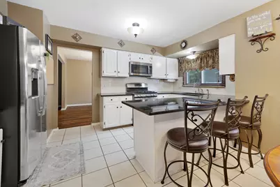 717 S Point Drive, Schaumburg, IL 60193 - Photo 2