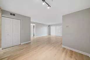 9386 Bay Colony Dr, Des Plaines, IL 60016 - Photo 4