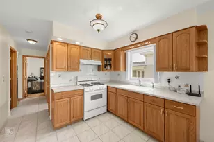 9972 Ivanhoe Ave, Schiller Park, IL 60176 - Photo 6