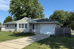 1044 Park Ave, Sycamore, IL 60178 - Photo 2