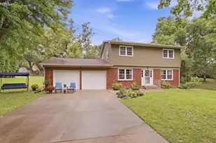 131 Central Park Ave, Geneseo, IL 61254 - Photo 2