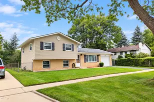 476 Raupp Blvd, Buffalo Grove, IL 60089 - Photo 1