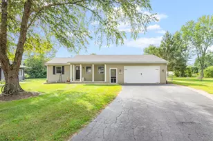 150 Holiday Dr, Somonauk, IL 60552 - Photo 2